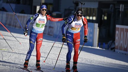 La Française Anaïs Chevalier-Bouchet transmet le témoin à Emilien Jacquelin, lors du relais mixte des championnats du monde de biathlon, à Oberhof, le 8 février 2023. (TOBIAS SCHWARZ / AFP)