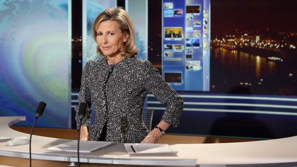 La journaliste de TF1, Claire Chazal, sur le plateau du journal t&eacute;l&eacute;vis&eacute;, en f&eacute;vrier 2013. (PATRICK KOVARIK / AFP)