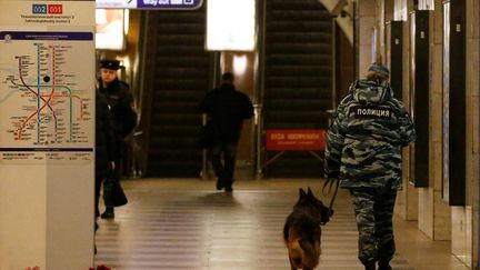 Une policière et son chien, le 4 avril 2017, dans la station du métro de Saint-Pétersbourg (Russie) où un attentat s'est produit la veille. (GRIGORY DUKOR / REUTERS)