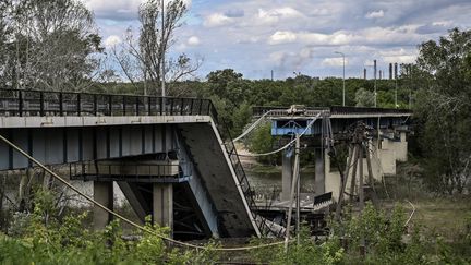 Le pont, détruit, reliant la ville de Lysychansk à la ville de Severodonetsk dans la région du Donbass, dans l'est de l'Ukraine, le 22 mai 2022. (ARIS MESSINIS / AFP)