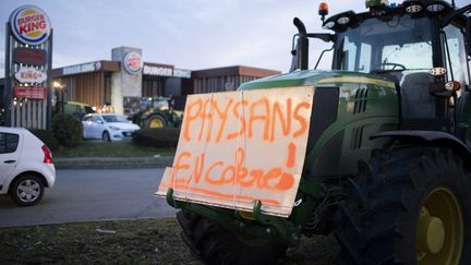 Un pancarte lors d'une manifestation des agriculteurs, à Besançon (Doubs), le 27 janvier 2024. (ANTOINE MERMET / HANS LUCAS)