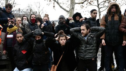 Réunis place de la République à Paris, le 7 décembre 2018, des lycéens reproduisent l'arrestation de 151 adolescents survenue la veille à Mantes-la-Jolie (Yvelines). (PHILIPPE LOPEZ / AFP)