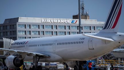 Un avion d'Air France sur le tarmac de l'aéroport Roissy-Charles-de-Gaulle, près du siège de la compagnie aérienne. (JOEL SAGET / AFP)