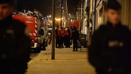 Des gendarmes dans les rues de Sablé-sur-Sarthe (Sarthe), mardi 9 novembre 2021. (JEAN-FRANCOIS MONIER / AFP)