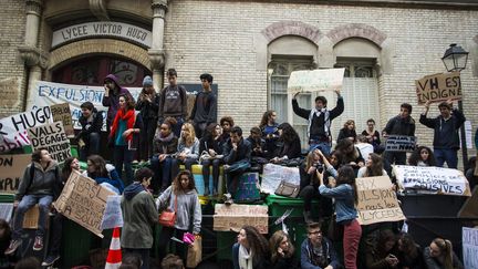 Des lyc&eacute;ens manifestent devant le lyc&eacute;e Victor-Hugo, &agrave; Paris, le 18 octobre 2013. (MAXPPP)