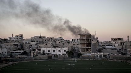 De la fum&eacute;e s'&eacute;l&egrave;ve dans le ciel d'Idleb, en Syrie, le 9 octobre 2013. ( AP / SIPA )