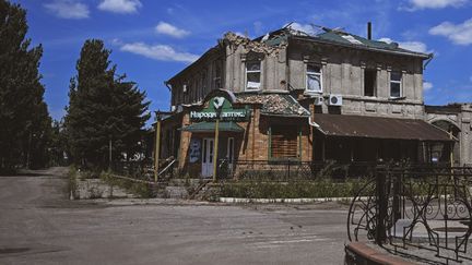 Un magasin endommagé dans les rues vides de Huliaipole, dans la région de Zaporijjia (Ukraine), le 21 juillet 2023. (ERCIN ERTURK / ANADOLU AGENCY / AFP)