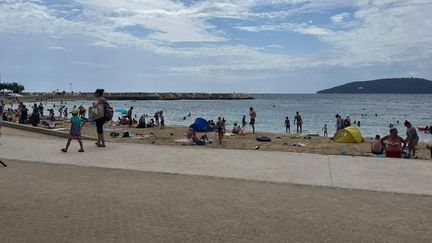 Jeudi 15 août 2024, dans l'après-midi sur la plage du Lido à Toulon, la journée de célébration du Débarquement en Provence est annulée à cause du risque d'orages. (ANNE-LYVIA TOLLINCHI / RADIO FRANCE)