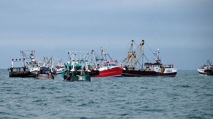 Des bateaux de pêche français encerclent des navires britanniques pour les empêcher de pêcher dans la Manche au large du Havre (Seine-Maritime), le 8 octobre 2012.&nbsp; (PIERRE GUILLAUME / SIPA)