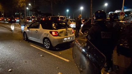 Une voiture du staff de Saint-Etienne prise à partie par les Lyonnais à la sortie du derby autour de Gerland (?NICOLAS LIPONNE/WOSTOK PRESS / MAXPPP)