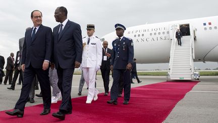 &nbsp; (François Hollande a été accueilli à sa descente d'avion par Alassane Ouattara © REUTERS/Alain Jocard)