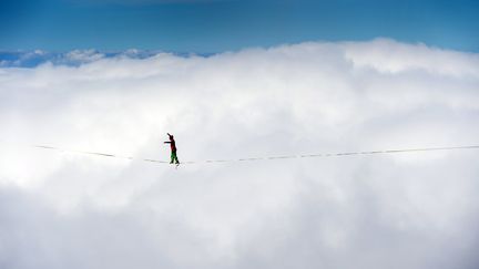 Une trentaine d'athl&egrave;tes venus de toute l'Europe se sont &eacute;lanc&eacute;s au milieu des nuages, dans le massif fribourgeois. Ici, le Fran&ccedil;ais Guillaume Rolland. (FABRICE COFFRINI / AFP)