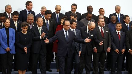 Fran&ccedil;ois Hollande pose au centre de la photo de famille, &agrave; l'ouvertre de la COP21, le 30 novembre 2015. (JACKY NAEGELEN / REUTERS)