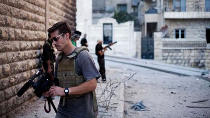 Le journaliste am&eacute;ricain James Foley filme &agrave; Alep (Syrie), en 2012. (EYEPRESS NEW / AFP)