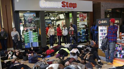 Des manifestants bloquent l'entr&eacute;e d'un centre commercial &agrave; Saint-Louis (Missouri, Etats-Unis) le 29 novembre 2014 au nom du jeune Noir tu&eacute; en ao&ucirc;t dans la ville voisine de Ferguson.&nbsp; (JOSHUA LOTT / GETTY IMAGES NORTH AMERICA / AFP)