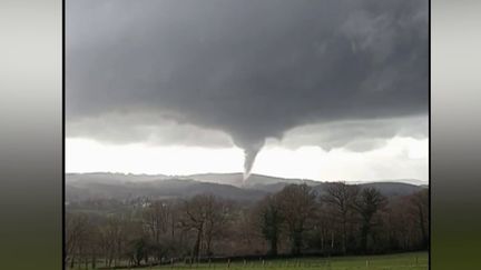 Une tornade s'est abattue dans la Creuse, jeudi 9 mars. Ce phénomène bref et violent a causé de nombreux dégâts, notamment à Pontarion. (France 2)