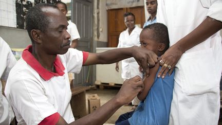 Un enfant bénéficie d'une vaccination contre la rougeole, le 27 février 2019, dans le village malgache d'Anivorano. (MAMYRAEL / AFP)