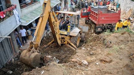 Les secours cherchent des survivants après un glissement de terrain à Medellin (5 décembre 2010) (AFP / Raul Arboleda)