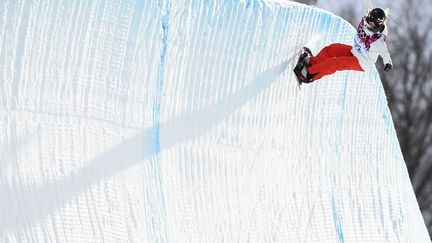 La snowboardeuse suisse Nadja Purtschert tente de se qualifier pour la finale de halfpipe, le 12 f&eacute;vrier 2014. (DYLAN MARTINEZ / REUTERS)