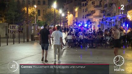 Des passants après le mouvement de foule à Cannes. (France 2)