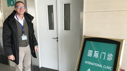 Le docteur Philippe Klein devant l'entrée de la clinique qu'il dirige à Wuhan : "Je ne me sens pas véritablement en danger, mais comme tous mes confrères, on vit en permanence avec les microbes donc on prend les mesures pour se protéger". (PHOTO INTERNATIONAL SOS)