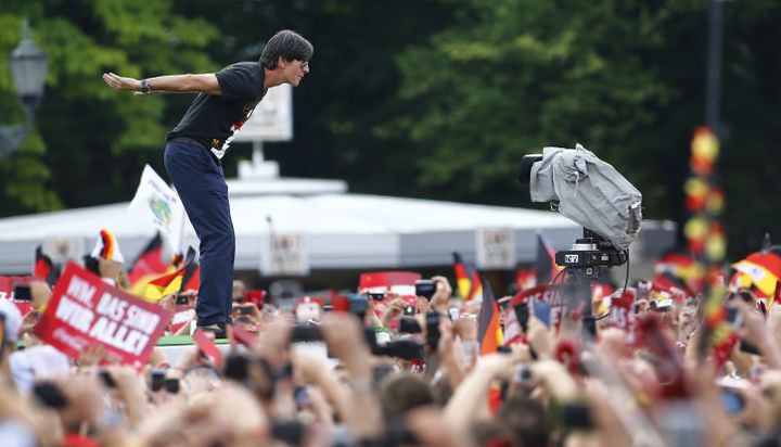 &nbsp; (Joachim Löw en communion avec les supporters mardi à Berlin. © REUTERS/Thomas Peter)