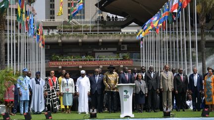 Le président du Kenya, William Ruto (au centre) entouré d'autres leaders africains, lors de son discours de clôture du Sommet africain pour le Climat de Nairobi, le 6 septembre 2023. (SIMON MAINA / AFP)