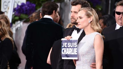 Les acteurs Joshua Jackson et Diane Kruger affichent leur soutien aux victimes de l'attaque contre Charlie Hebdo lors des Golden Globes &agrave; Beverly Hills (Californie, Etats-Unis) le 11 janvier 2015. (JORDAN STRAUSS / AP / SIPA)