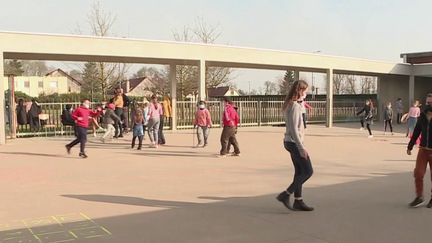 Covid-19 : début des tests salivaires dans les écoles de la zone C (FRANCE 2)