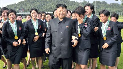 Le dictateur nord-cor&eacute;en Kim Jong-un avec des membres de l'&eacute;quipe f&eacute;minine de football nationale, le 1er ao&ucirc;t 2013. (KNS / KCNA)