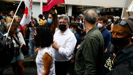 Marches pour les libertés : des mobilisations partout en France, Jean-Luc Mélenchon enfariné