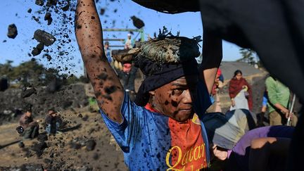 Si la loi de 1952 sur les mines interdit aux entreprises d’embaucher des jeunes âgés de moins de 18 ans, cet Etat échappe à l’interdiction, car le droit coutumier l'emporte sur la législation nationale.

Peuplé de nombreuses tribus, il bénéficie d’un statut spécial. (AFP PHOTO/ Roberto Schmidt)