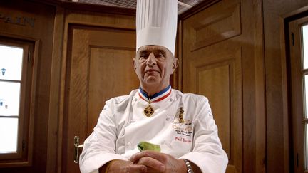 Paul Bocuse à l'occasion du concours du Bocuse d'Or, le 24 janvier 2007.&nbsp;Paul Bocuse a été l'ambassadeur des vestes Bragard. (JEFF PACHOUD / AFP)