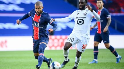 Le Lillois Jonathan Ikoné face à Rafinha lors de la 31e journée de Ligue 1. (FRANCK FIFE / AFP)