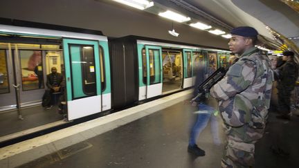 Dans le métro parisien, le 17 novembre 2015. (JOEL SAGET / AFP)