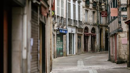 Une rue commerçante désertée dans le centre-ville de Bayonne (Pyrénées-Atlantiques), le 11 avril 2020. (MARTIN NODA / HANS LUCAS / AFP)