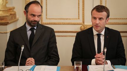 Le Premier ministre Edouard Philippe et le président Emmanuel Macron à l'Elysée, à Paris, le 30 octobre 2017. (LUDOVIC MARIN / AFP)