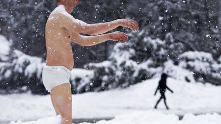 Le "Sleepwalker" du sculpteur Tony Matelli est recouverte par la neige &agrave; Wellesley (Massachusetts, Etats-Unis), le 5 f&eacute;vrier 2014. (DOMINICK REUTER / REUTERS)