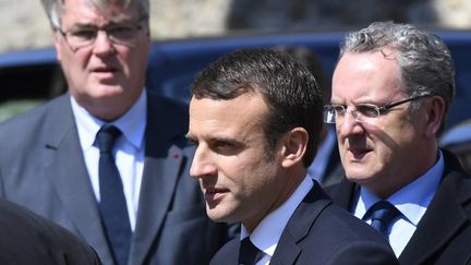 Emmanuel Macron, entouré de Jean-Paul Delevoye (à droite), président de la commission d’investiture, et Richard Ferrand, secrétaire général du mouvement (à gauche). (DAMIEN MEYER / AFP)