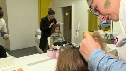 Les poux sont le cauchemar des écoliers et de leurs parents. De nouvelles technologies de plus en plus efficaces apparaissent pour s'en débarrasser. (France 3)