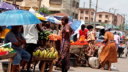 Marché Ogba à Lagos le 12 avril 2020. Après une chute de 4,1% de son PIB en 2020, le Nigeria devrait compter 7 millions de pauvres supplémentaires, selon la Banque mondiale. (Adekunle Ajayi / NurPhoto / NurPhoto via AFP)