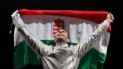 Aron Szilagyi&nbsp;célèbre son troisième titre olympique en escrime, le samedi 24 juillet à Tokyo (FABRICE COFFRINI / AFP)