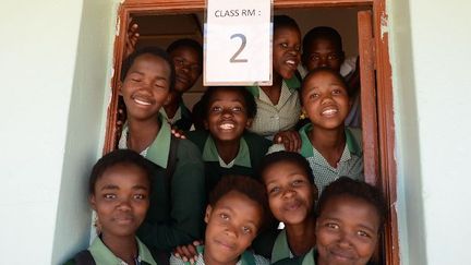 Jeunes lycéennes sud-africaines découvrent leur nouvelle salle de cours à Mthatha, le village natal de Nelson Mandela le 21 Novembre 2014 (Photo AFP/Artur Widak)