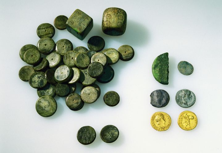 Dés, jetons aureus, denier, faux denier et demi-as découverts enterrés dans un petit coffret Lausanne (Entre 68-80 apr. J.-C.) (Musée romain de Lausanne-Vidy)