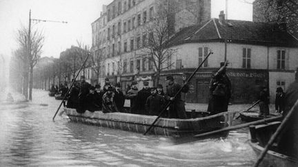 Les membres du gouvernement visitent les quartiers inondes par la crue de la Seine. 1910, date non précisée. (PREFECTURE DE POLICE / SIPA)