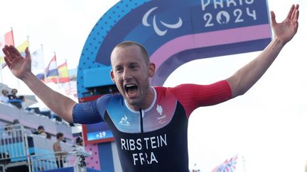 Le triathlète Jules Ribstein fête son titre paralympique à Paris, le 2 septembre 2024. (ALAIN JOCARD / AFP)