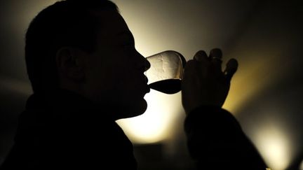 Avant Beaune, on goûte le vin avant d'acheter... (AFP - JEFF PACHOUD)