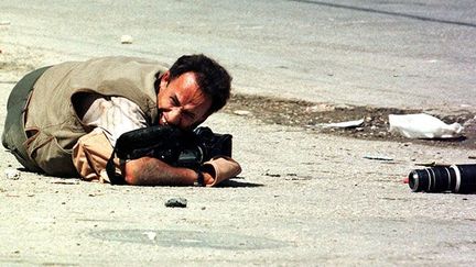 photographe pour l’AFP est gravement blessé par un franc-tireur israélien, le 26 septembre 1996 pendant de violents affrontements entre Israéliens et Palestiniens à Ramallah en Cisjordanie.

Rapatrié en France, il a passé deux ans à l'hôpital militaire des Invalides. 

Il en a profité pour réunir les témoignages des anciens combattants des guerres françaises du XXe siècle, des «poilus» de 1914-18 aux casques bleus blessés dans l'ex-Yougoslavie. (AFP PHOTO JIM HOLLANDER/REUTERS)