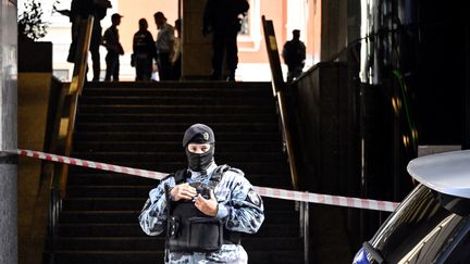 Un policier russe monte la garde à l'entrée de l'immeuble de bureaux du détaillant russe Wildberries, après une tentative de raid dans le centre de Moscou, le 18 septembre 2024. (ALEXANDER NEMENOV / AFP)