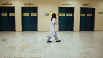 Dans un centre hospitalier, le 12 septembre 2012. (CHARLY TRIBALLEAU / AFP)